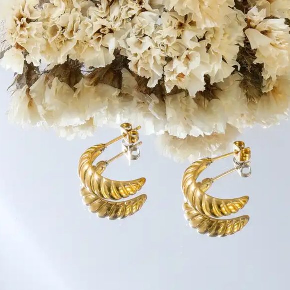Popular 18K Gold WATERPROOF CROISSANT HOOP EARRINGS lovely gold huggie earrings - Picture 9 of 11
